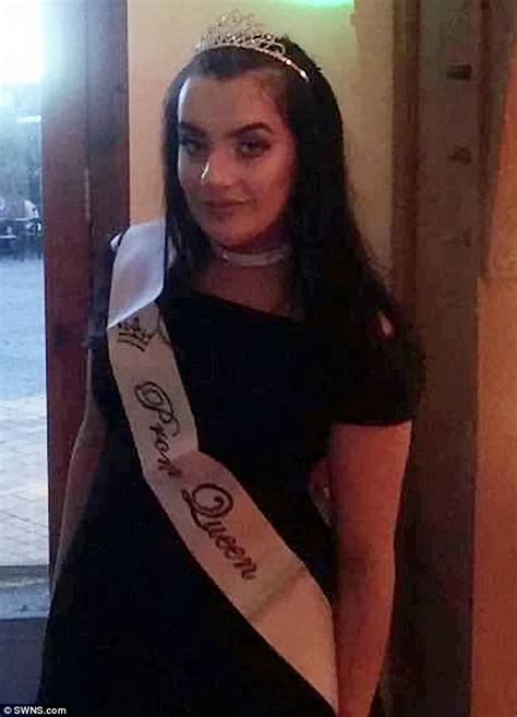 Girl Is First Uk Transgender Pupil Crowned A Prom Queen Daily Mail Online