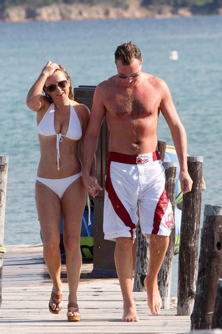 Geri Halliwell Has A Loose Belly Button