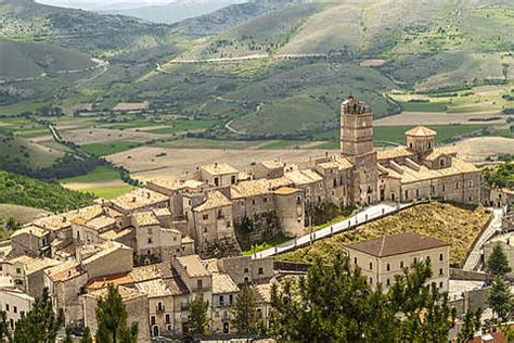 castel del monte  abruzzo italy   stunning hill village