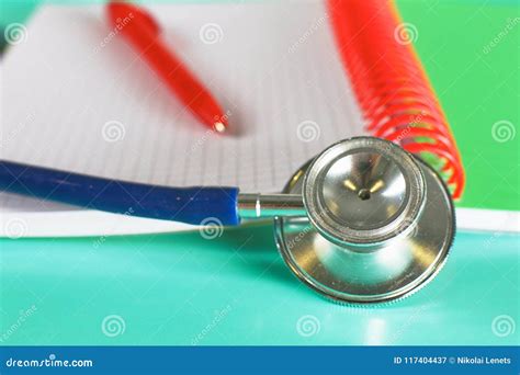 de werkende lijst van de artsen  werkruimte met geduldige de lossings lege document van