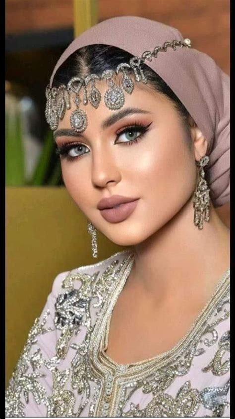 Pin By دموع القمر On Hijab Style In 2021 Arabian Makeup Look Hijab