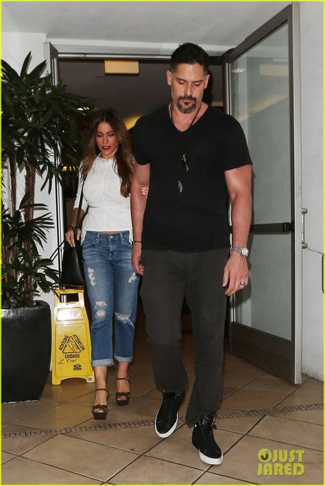 Full Sized Photo Of Sofia Grabs Dinner With Hubby And
