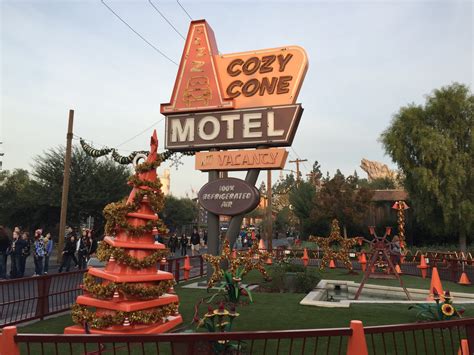 cozy cone motel holiday decorations  cars land wdw daily news