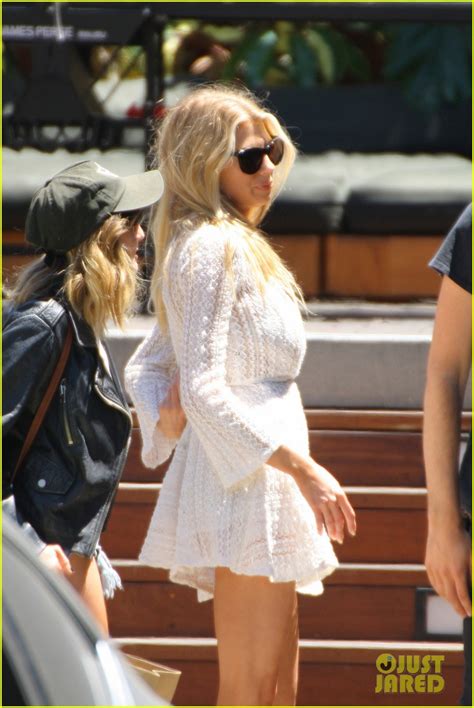 photo charlotte mckinney shows off her curves while shopping02628