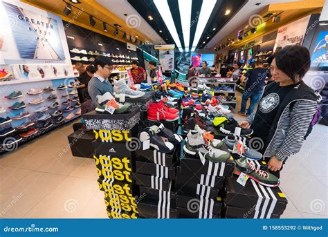 mensen  de winkel van adidas  het centrum van hongkong redactionele fotografie image