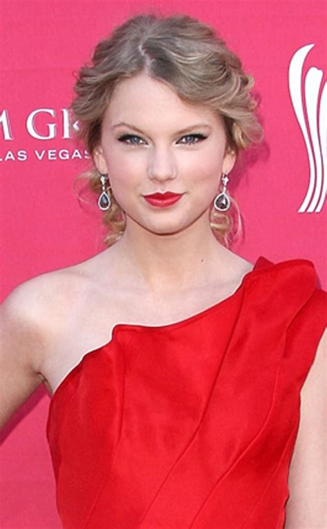 7 Lady In Red From Taylor Swift S Top 10 Beauty Moments E News