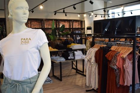 nieuwe kledingwinkel  opent de deuren op winkelcentrum anklaar indebuurt apeldoorn
