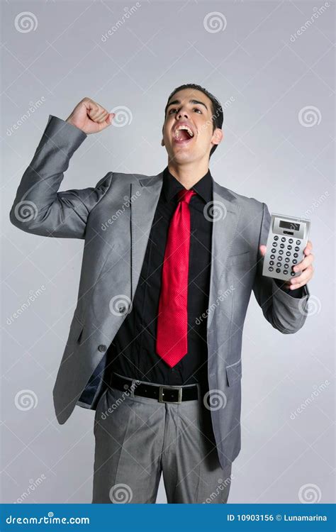 de calculator geeft goede resultaten aan jonge zakenman stock foto image  zakenman jongen