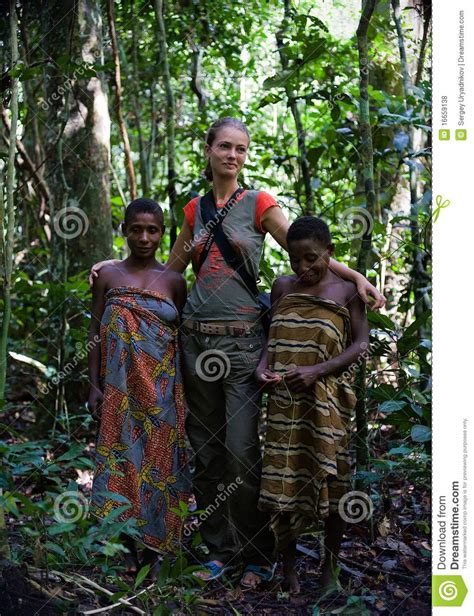 filles de tribu baka avec la femme blanche photo stock éditorial