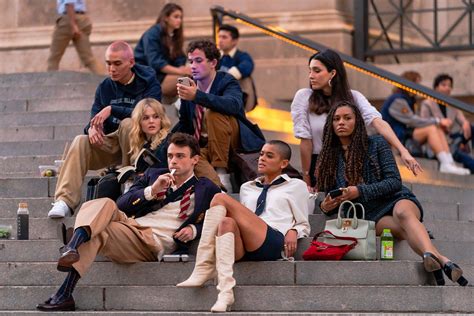 gossip girl reboot cast photos have arrived what we know