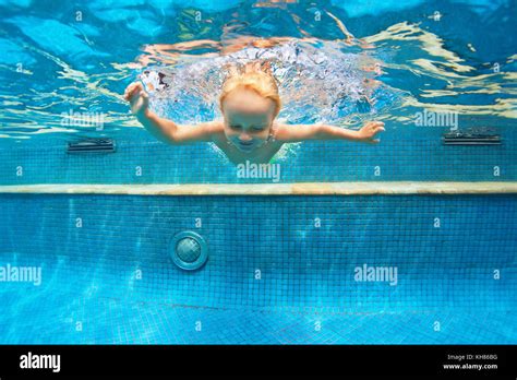 lustig kind schwimmen lernen tauchen in blauen pool mit spaß