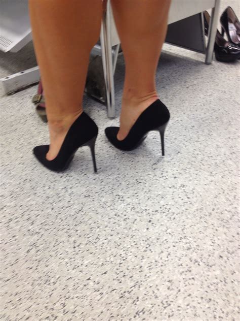 ladies candid muscular calves ladyg muscular calves and sexy feet