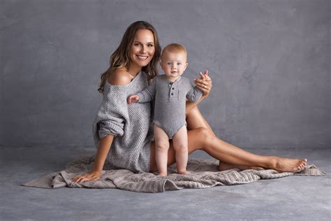 12 Creative Mommy And Me Photoshoot Ideas