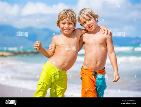 Zwei Jungen Die Spaß Am Tropischen Strand Glücklich