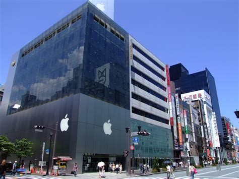 today  apple history fans queue   apple opens tokyo store     cult  mac