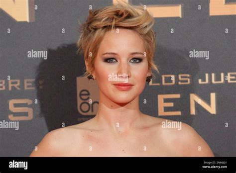 Us Actress Jennifer Lawrence Poses For The Photographers During The