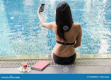 posteriore di sexy girl selfie in piscina immagine stock immagine di