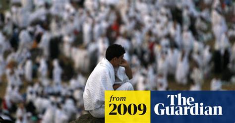 muslim pilgrims climb mount arafat as 2m brave heat outside mecca