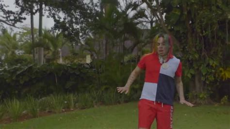 tommy hilfiger red blue and white polo worn by 6ix9ine as seen on