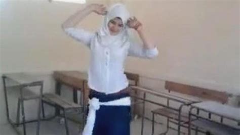 فيديو طالبة ثانوي في وصلة رقص داخل الفصل