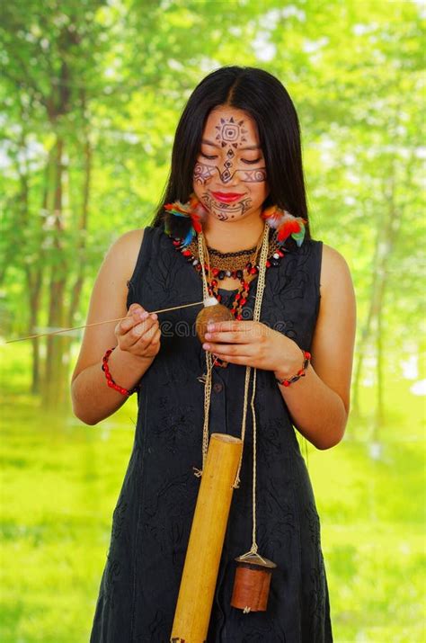 exotische vrouw uit de amazone gezichtsverf zwarte kleding geval voor pijlen en het kleine