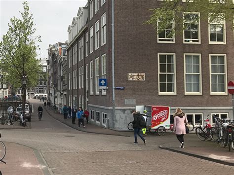 blauwburgwal amsterdams shortest canal amsterdam  visitors
