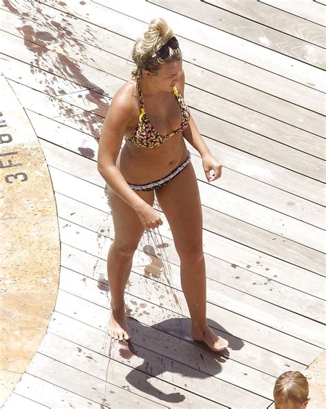 Jamie Lynn Spears In A Bikini At A Hotel Pool In Houston