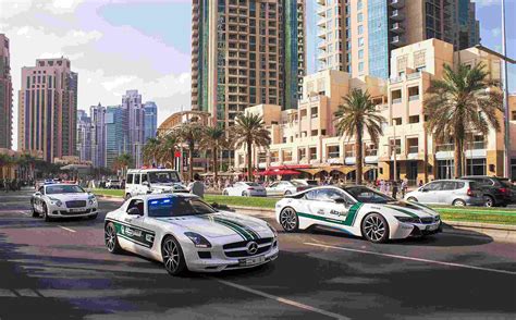 dubai police adds tesla cybertruck   fleet  supercars autoevolution