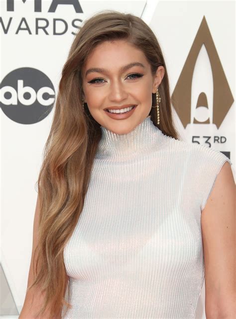 gigi hadid debuts a mama necklace after giving birth