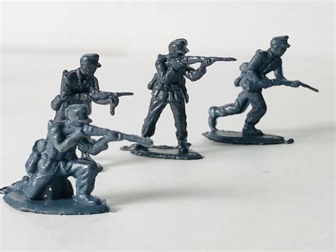vintage ww plastic german soldiers toy soldiers  pieces  etsy