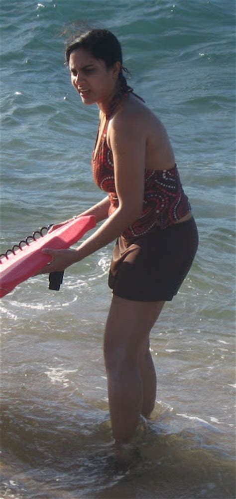 indian aunty shwing claveage at goa beach chuttiyappa
