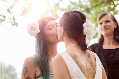 Lesbians Kissing After Being Married Porvegterfoto