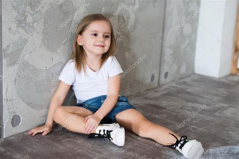 krásná holčička ruský malý foto model bílé tričko a tenisky tikhomirova veronika — stock