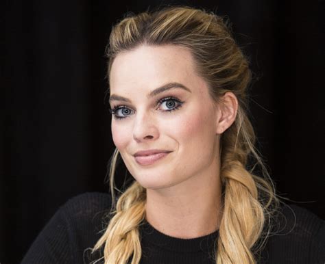 margot robbie face makeup