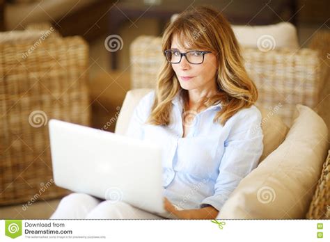 donna domestica del computer portatile immagine stock