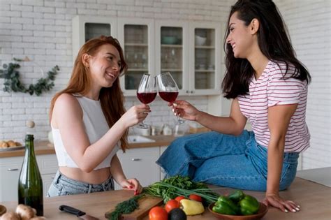 para lesbijek robi sobie selfie w kuchni darmowe zdjęcie