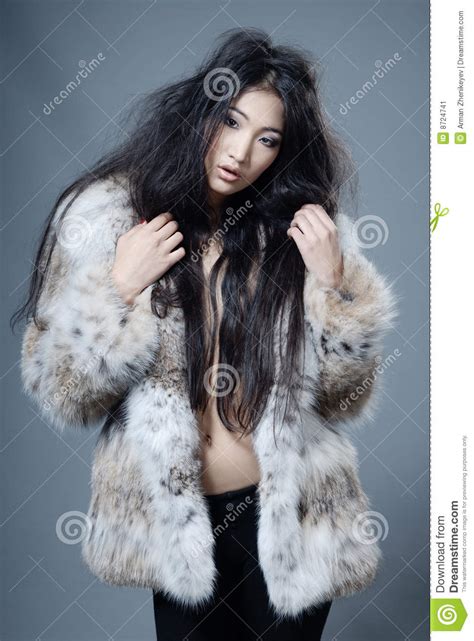 asiatische schönheit im pelzmantel stockbild bild von make brunette 8724741