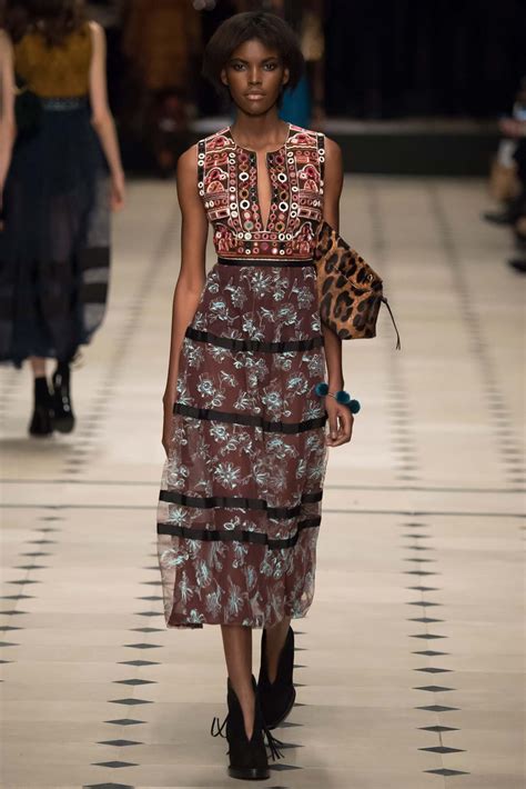 burberry fall 2015 ready to wear fashion show in 2020
