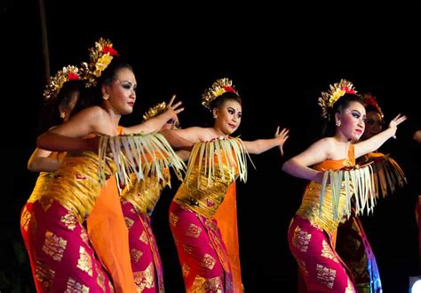 Tari Pendet Asal Bali Sejarah Asal Usul Fungsi Kostum Dan Gerakan