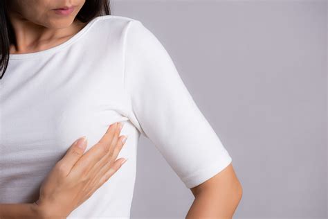 causas del dolor debajo del pecho mejor con salud