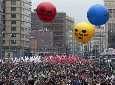 Tens Of Thousands In Anti Putin Protests The Independent The