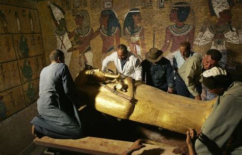 Who Was Queen Nefertiti Was She Buried Inside King Tut S