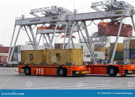 automated vehicles moving shipping containers    gantry cranes