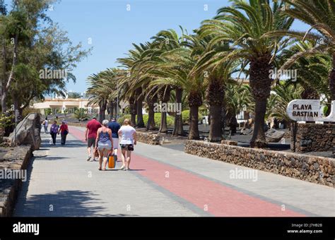 menschen zu fuss entlang der promenade playa bastian costa teguise