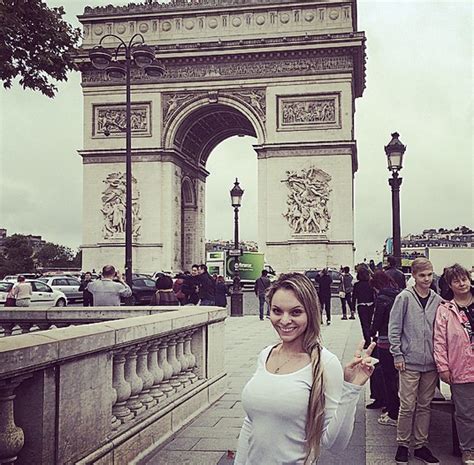 Miss Bumbum Contestant Indianara Carvalho Goes Topless At Eiffel Tower