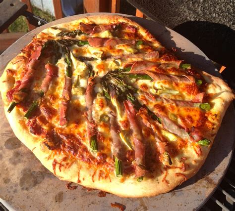 pizza on the big green egg grillgirl