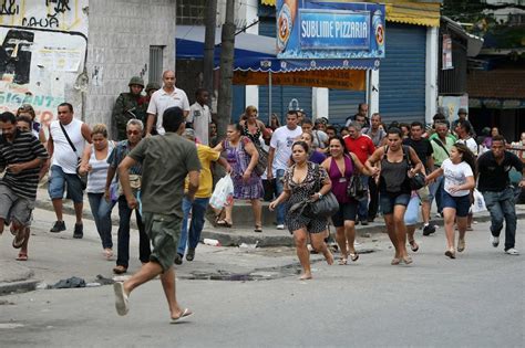 Brazil Military Says It Corners Rio Drug Gangs In Slum The New York Times