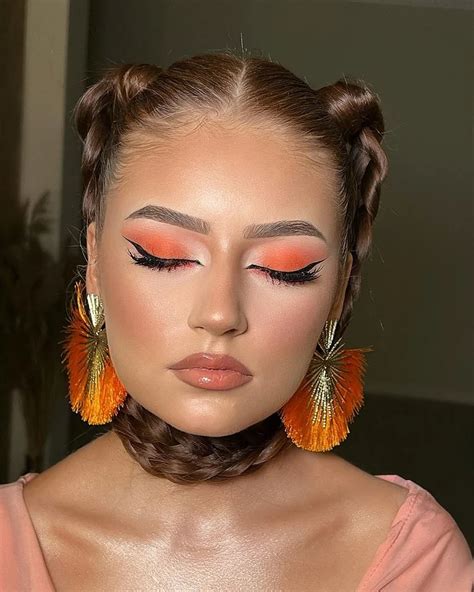 The Peach Fuzz Makeup Trends To Look For Just In Time For Spring 2024