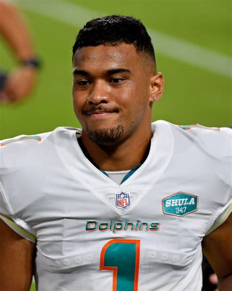 dolphins qb tua tagovailoa dealing  broken finger