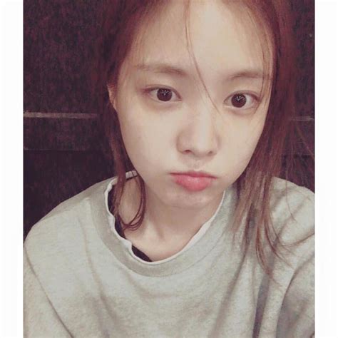 apink naeun shares bare face selfie on her instagram